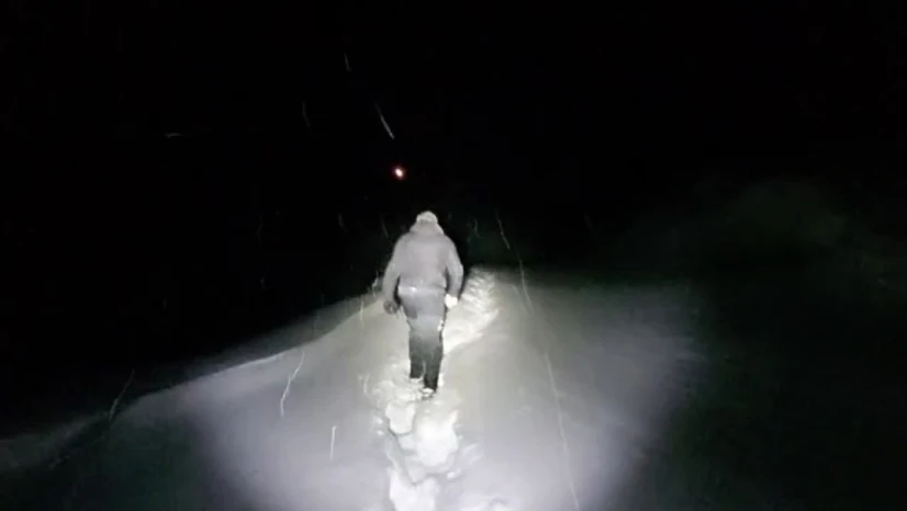 Ekipler yoğun sis ve kar altında 3 kilometre yürüyüp hastaya ulaştı