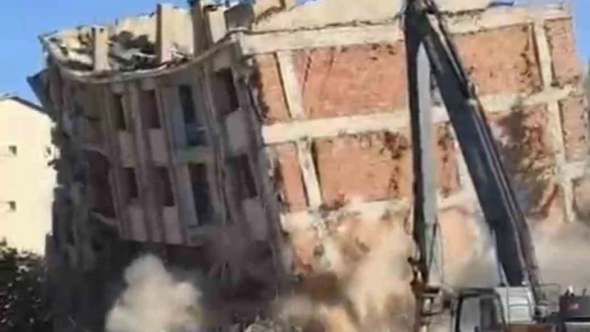 Elazığ'da ağır hasarlı binaların yıkımları sürüyor: Tek dokunuş ile yıkıldı