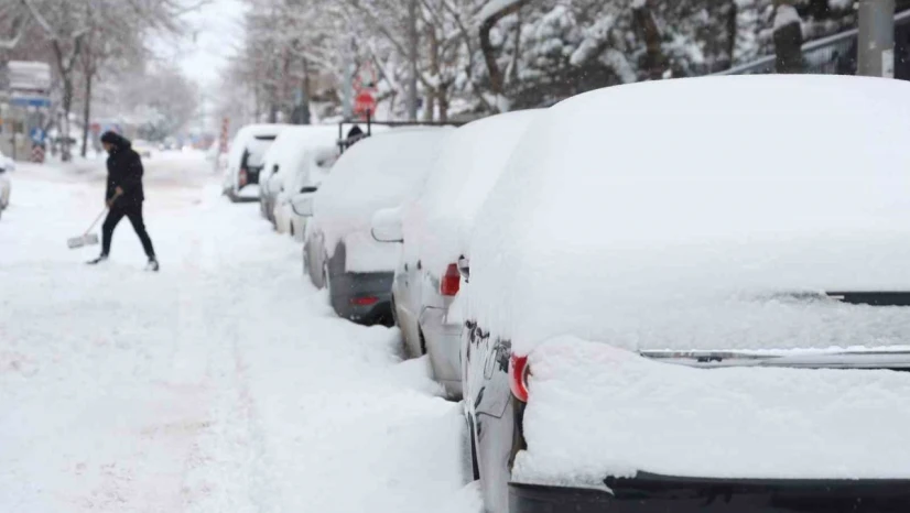Elazığ'da kar kalınlığı 20 santimetreyi buldu, araçlar görünmez hale geldi