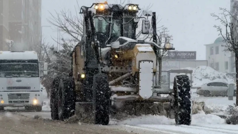 Elazığ'da karla mücadele çalışmaları sürüyor