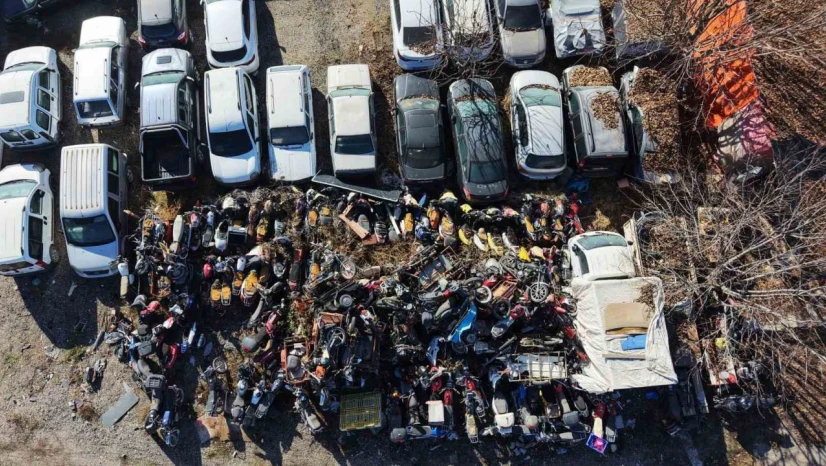 Elazığ'da yediemin otoparkında yosun tutan araçlar: 500 milyon TL'lik servet çürüyor