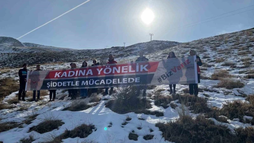 Elazığ'ın 2 bin 347 metrelik Hazarbaba zirvesinden şiddete karşı uyarı mesajı