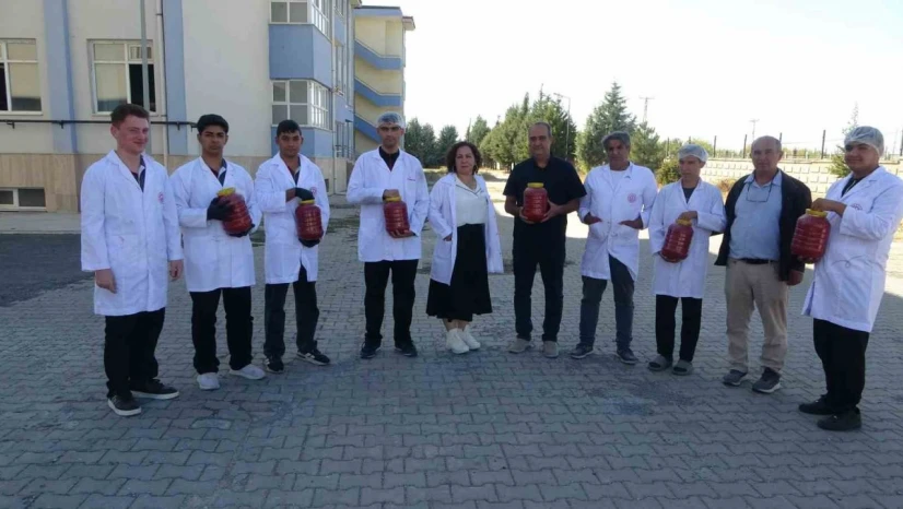 Fabrika gibi okul: Malatya'da öğrenciler domates yetiştirip salça üretiyor