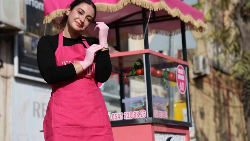 Genç kadın girişimci, pembe tezgahıyla sanayiye renk kattı