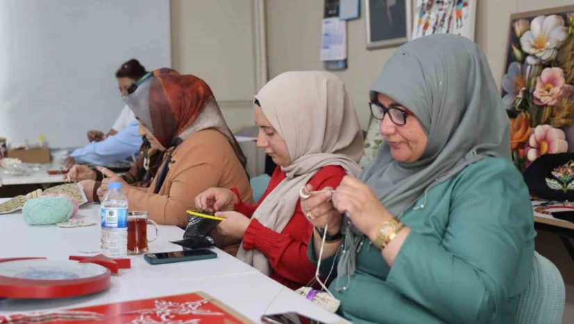 Kadınlar, el sanatları kursunda hem öğreniyor hem de ev ekonomisine katkı sağlıyor