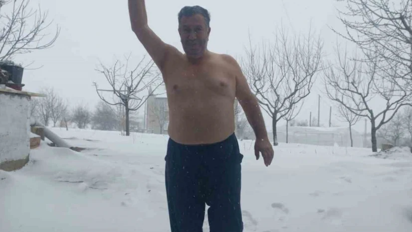 Kar sevinciyle üstsüz dışarı çıktı