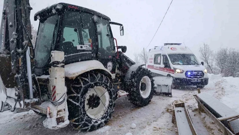 Karla kaplı yolda kalan ambulansı ekipler kurtardı
