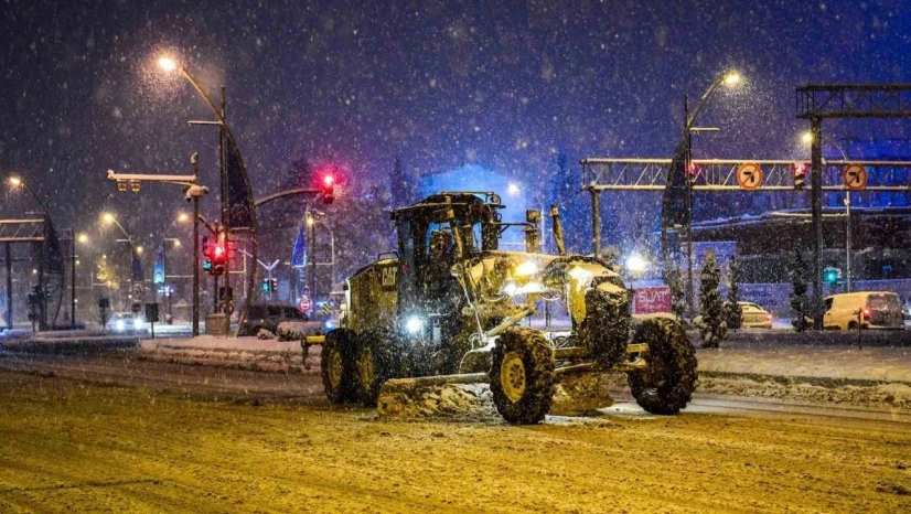 Malatya'da kardan kapanan yollar açılıyor