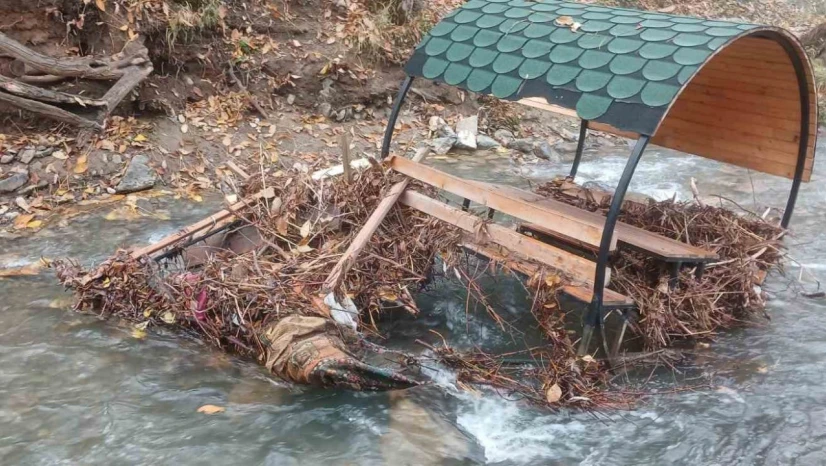 Palu'da Teke Deresi taştı: banklar sürüklendi