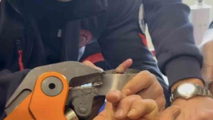 Parmağı çelik küllüğe sıkışan bebeğin imdadına itfaiye yetişti