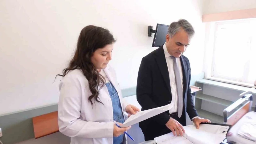 Prof. Dr. Gözel: 'Gereksiz yere kullanılan antibiyotiklerin hastanın sağlığını iyileştirmekten ziyade bozabilmektedir'