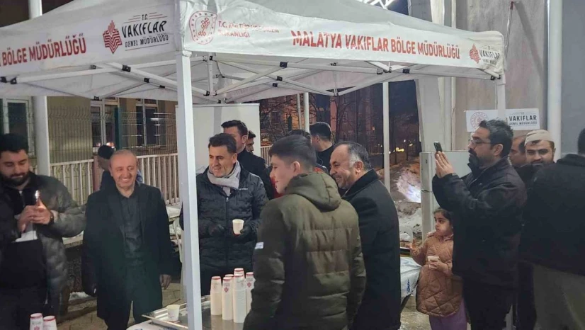 Tunceli'de Berat Kandili'nde vatandaşlara salep ikram edildi