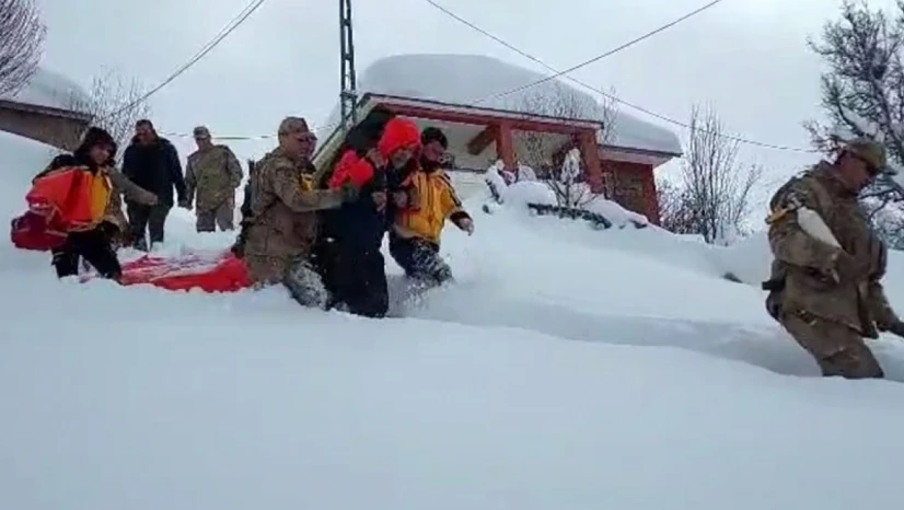 Tunceli'de ekipler 1 kilometre yürüdü, hasta hastaneye ulaştırıldı