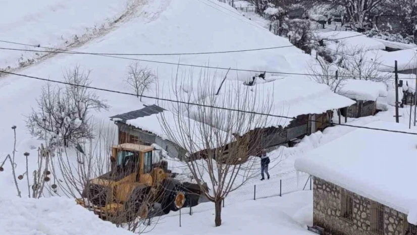 Tunceli'de karla mücadele çalışmalarını aralıksız sürdürüyor