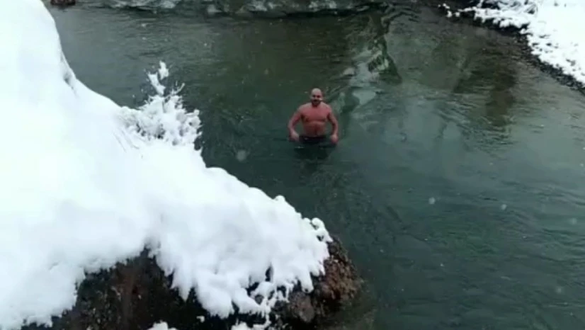 Tunceli'de sıra dışı anlar: Aynı vadide su samurları ve buz gibi suda yüzen gençler dikkat çekti