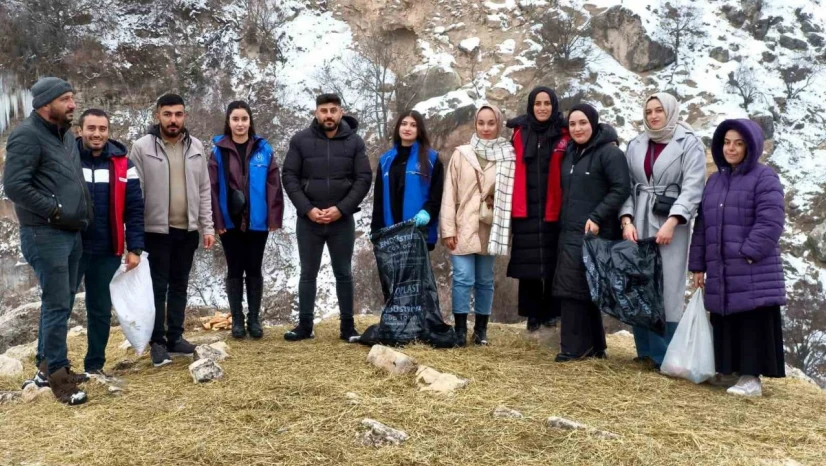 Tunceli'de soğuk kışa sıcak dokunuş: Gençler yaban hayatı için seferber oldu