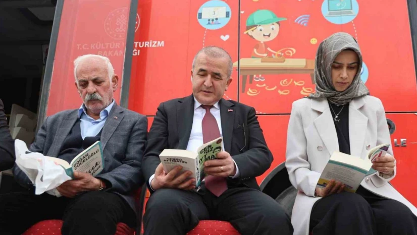Vali Hatipoğlu önce okudu, sonra vatandaşlara hediye etti