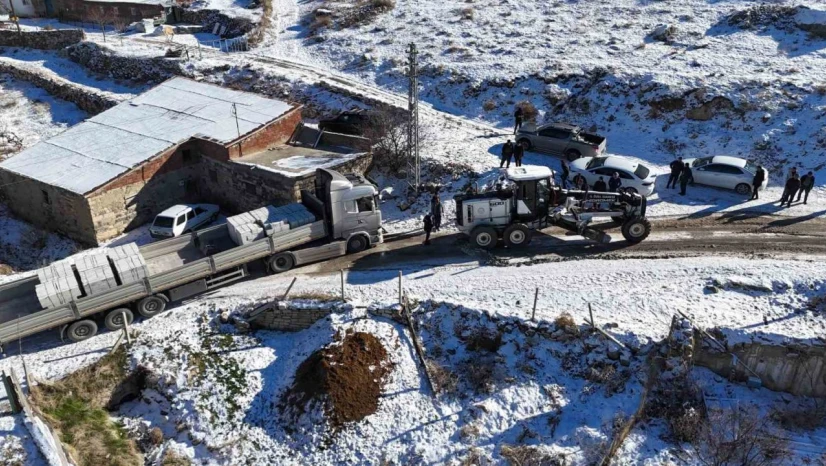 Yolda mahsur kalan tır, ekipler tarafından kurtarıldı