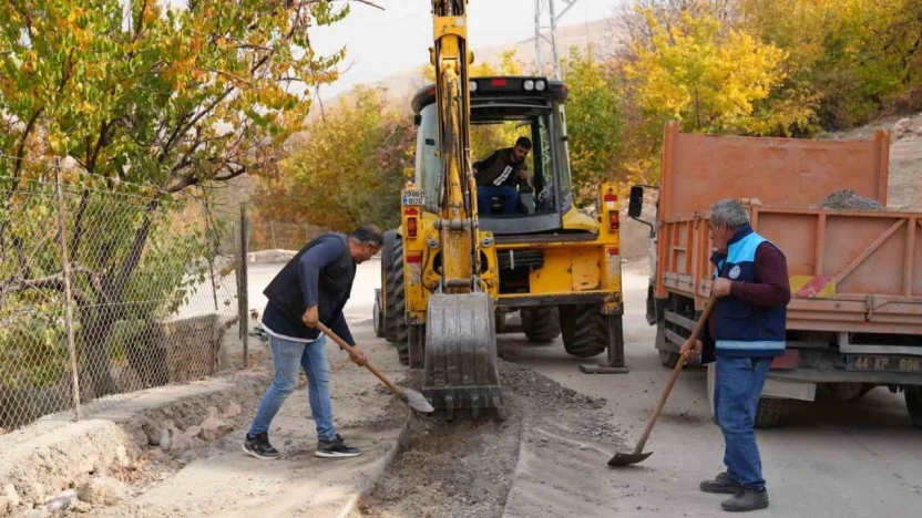 Battalgazi Belediyesi Çamurlu Mahallesi'nde asfalt yama çalışması yaptı