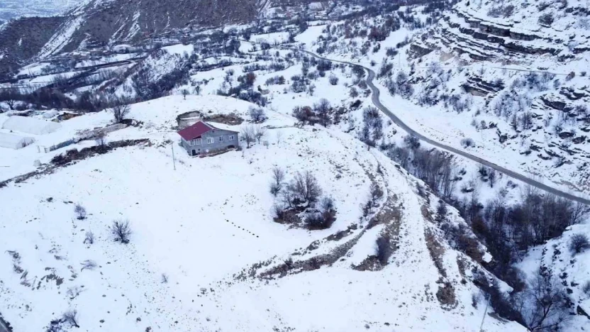 Beyaza bürünen 2 bin rakımdaki mahalleler havadan görüntülendi
