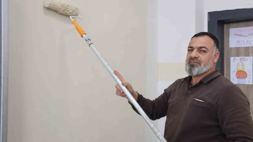 Bir babanın vefası: Şehit oğlunun adını taşıyan okulu kendi elleriyle yeniliyor