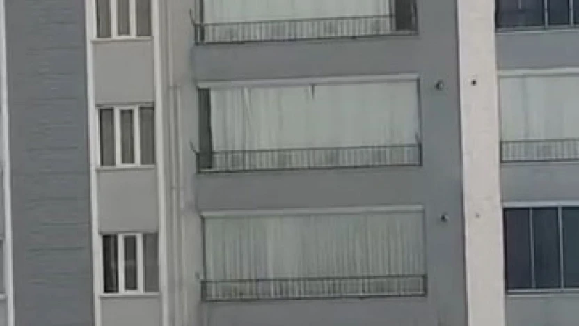 Çatıdaki karı temizlerken hayatını hiçe saydı