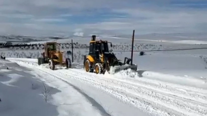 Darende Belediyesi'nin karla mücadele çalışmalarını aralıksız sürdürüyor