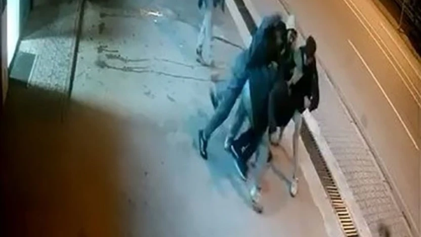 Elazığ'da 4 kişi 1 kişiye saldırdı: Hırsını alamayan saldırganlardan biri şahsın kulağı ısırarak kopardı