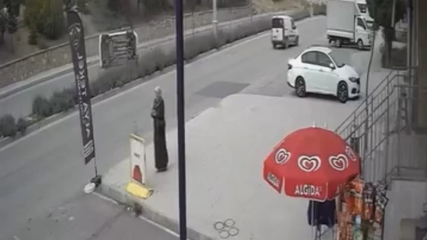 Elazığ'da aracın yan yattığı kaza kamerada