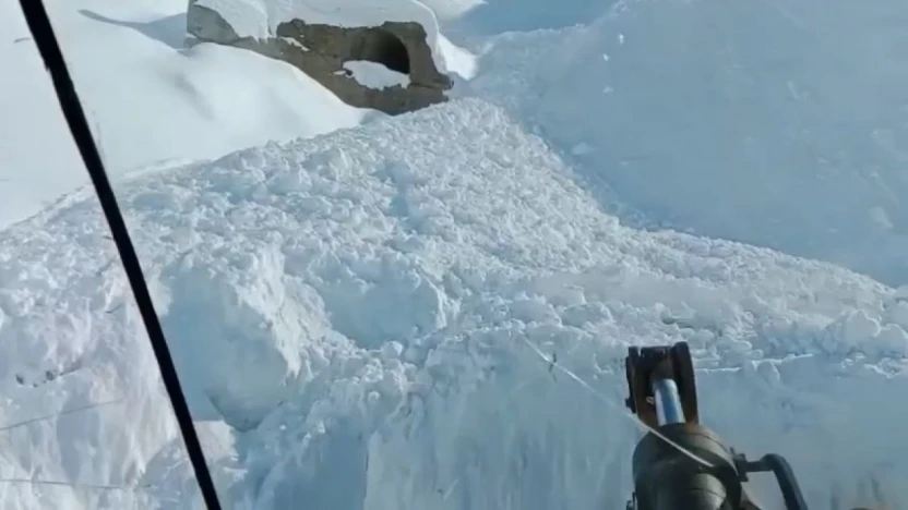 Elazığ'da çığ düşmesi sonucu kapanan geçit açıldı