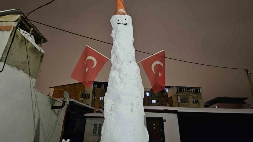 Elazığ'da dev kardan adam görenleri hayrete düşürdü