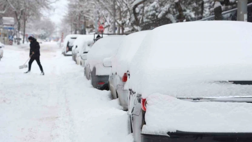 Elazığ'da kar kalınlığı 20 santimetreyi buldu, araçlar görünmez hale geldi
