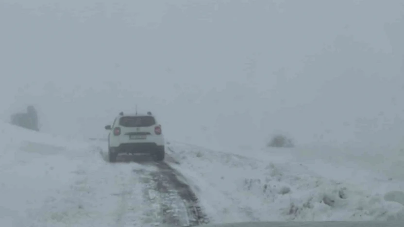 Elazığ'da kar yağışında mahsur kalan araç kurtarıldı
