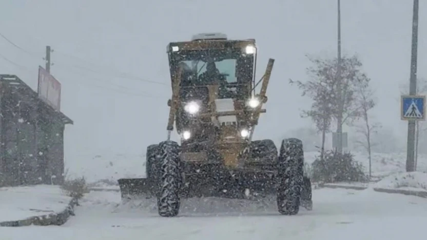 Elazığ'da kar yağışıyla birlikte, belediye ekipleri çalışmalara başladı