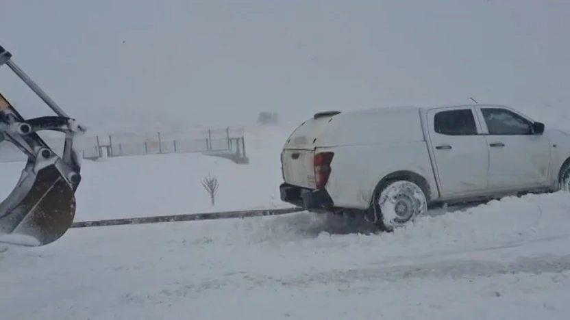 Elazığ'da karda mahsur kalan araçlar kurtarıldı