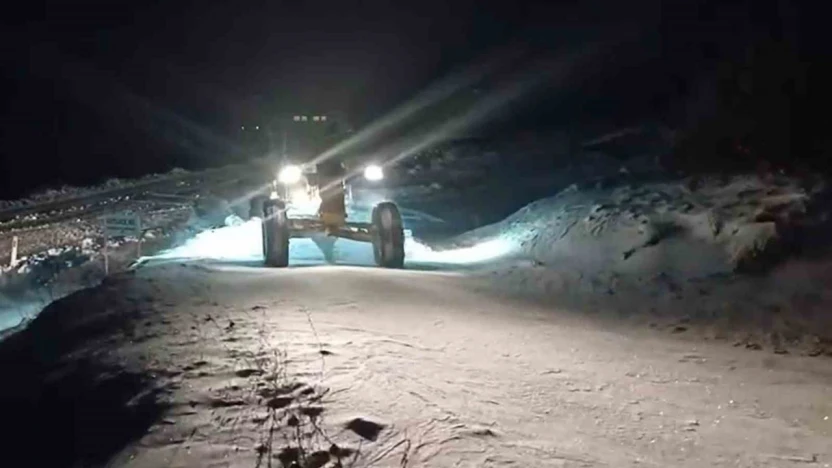 Elazığ'da karla mücadele çalışmaları sürüyor: 276 köy yolu açıldı