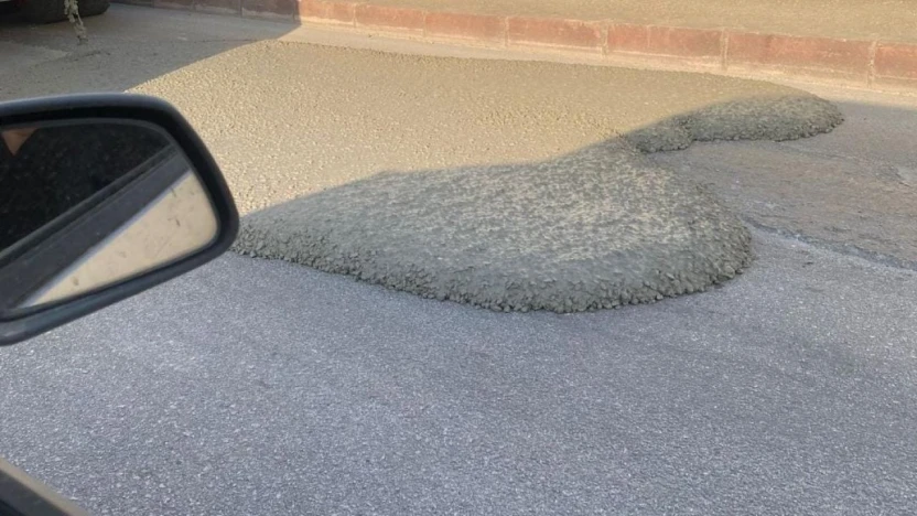 Elazığ'da mikserden taşan beton asfalt yola döküldü