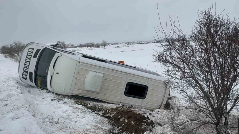 Elazığ'da minibüs şarampole devrildi: 9 yaralı