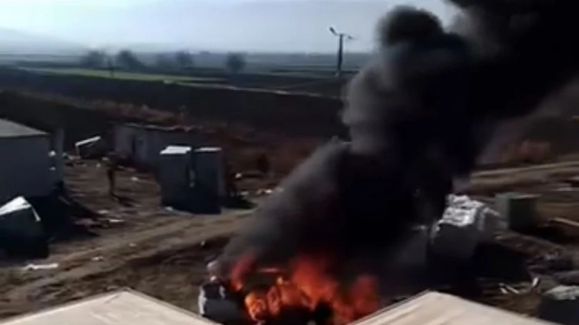 Elazığ'da park halindeki araç alev alev yandı