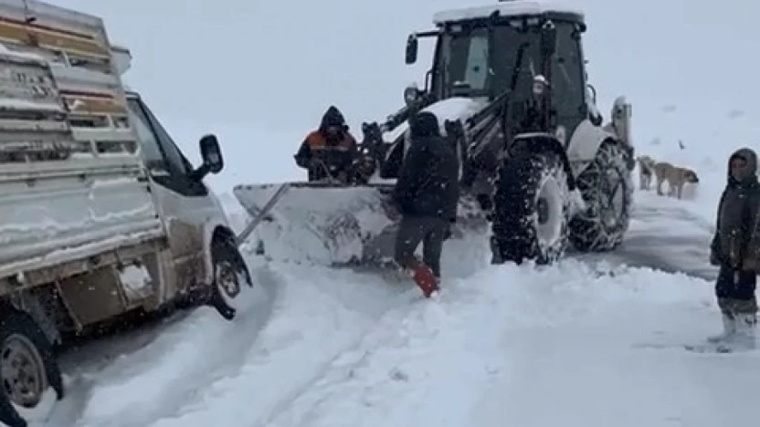 Elazığ'da şarampole düşen araç kurtarıldı