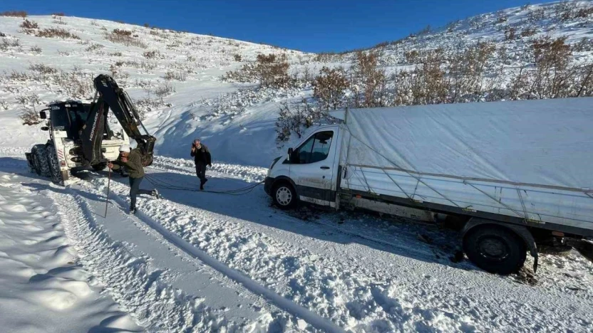Elazığ'da şarampole düşen pikap kurtarıldı