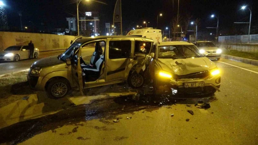 İki aracın kullanılamaz hale geldiği kazayı burunları bile kanamadan atlattılar