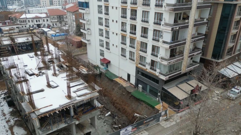 İstinat duvarı çöken bina havadan görüntülendi