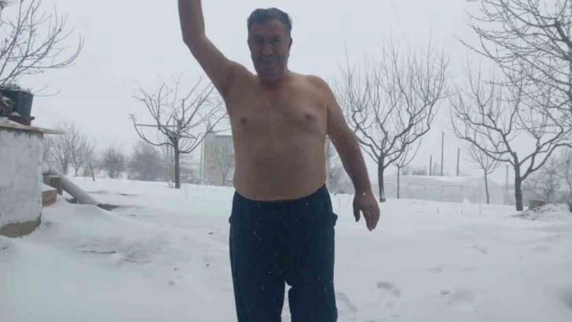 Kar sevinciyle üstsüz dışarı çıktı