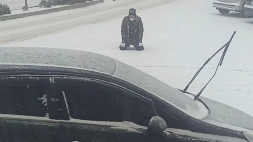 Kar yağışını görünce cadde ortasında secde etti