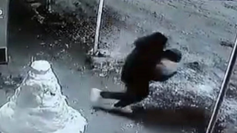 Kardan adamın kafasını çaldılar, o anlar kamerada