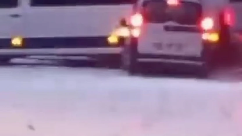 Karlı yolda duramayan araç minibüse çarptı