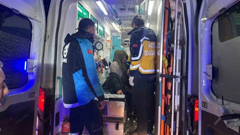 Karlı yollar aşıldı, hasta kadın kurtarıldı