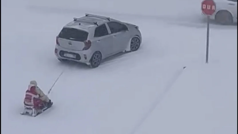 Kızağı araca bağlayıp çektiler, tehlikeli eğlence kameraya yansıdı