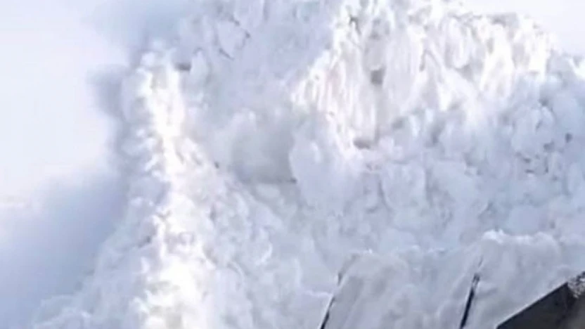 Malatya'da 1 buçuk metre karla mücadele kameralara yansıdı